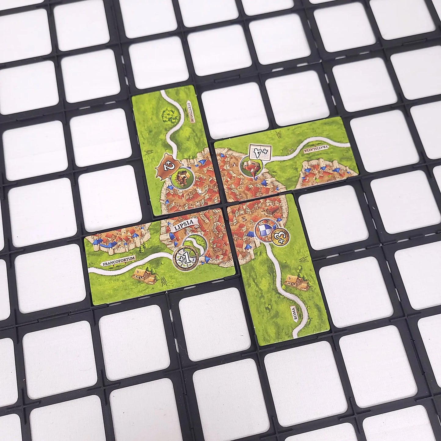 Carcassonne Erweiterung Märkte zu Leipzig – passender Gitteraufsatz für präzise Platzierung der Sonderplättchen