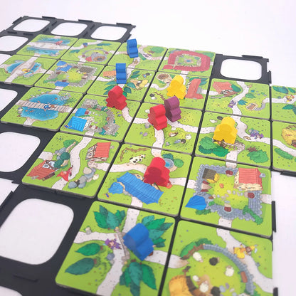 Spielgitter für Carcassonne Junior mit Spielfiguren auf Plättchen, sorgt für Übersicht und Ordnung beim Spielen.