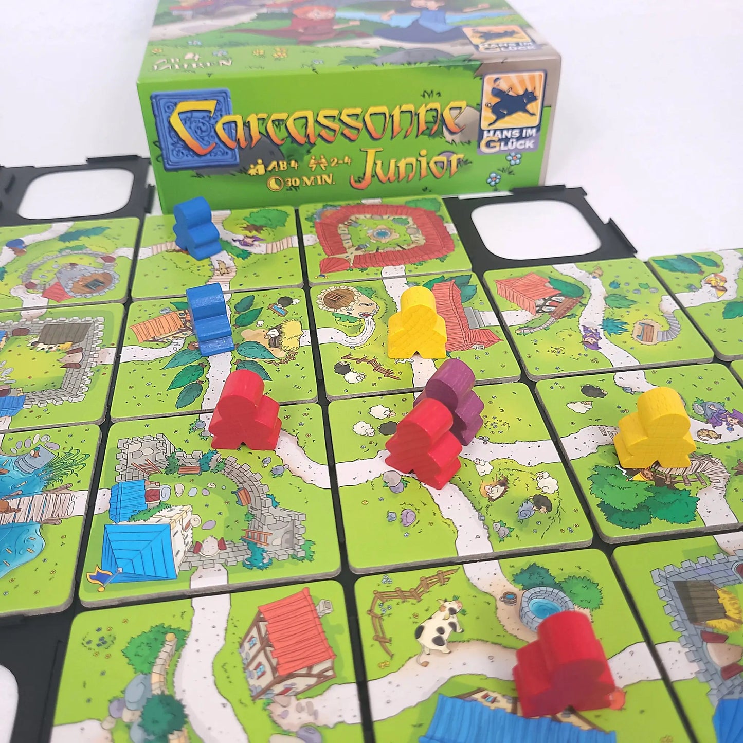 Spielgitter für Carcassonne Junior mit Spielfiguren auf Plättchen, sorgt für Übersicht und Ordnung beim Spielen.