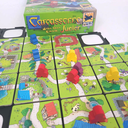 Spielgitter für Carcassonne Junior mit Spielfiguren auf Plättchen, sorgt für Übersicht und Ordnung beim Spielen.