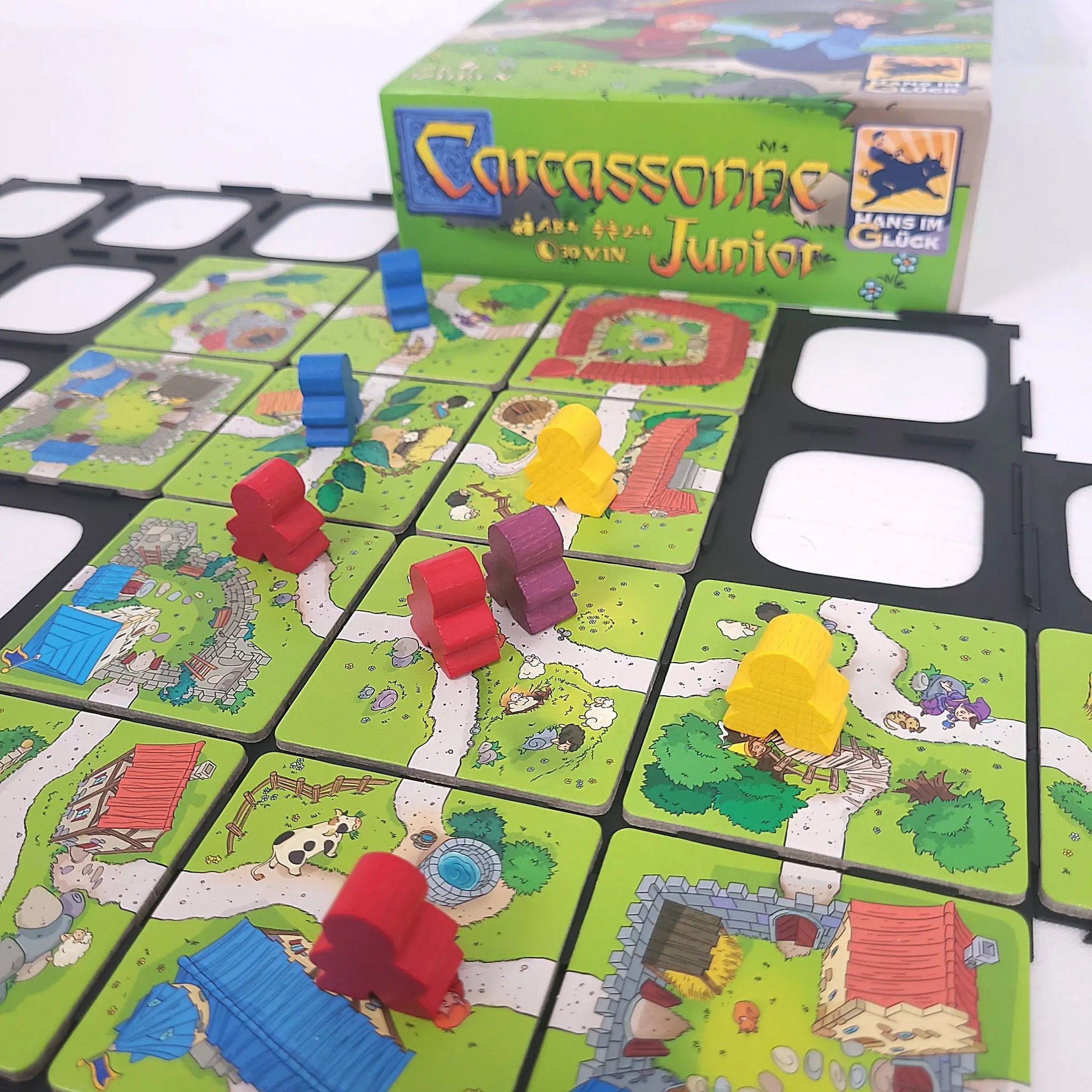 Spielgitter für Carcassonne Junior mit Spielfiguren auf Plättchen, sorgt für Übersicht und Ordnung beim Spielen.