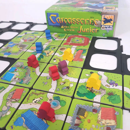 Spielgitter für Carcassonne Junior mit Spielfiguren auf Plättchen, sorgt für Übersicht und Ordnung beim Spielen.