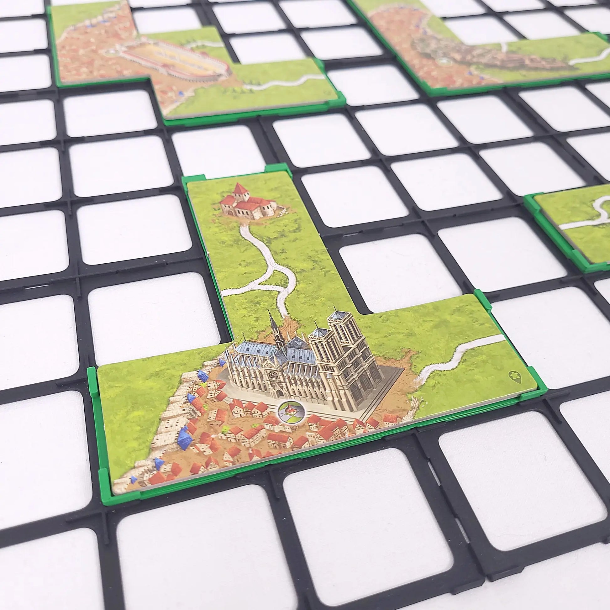 Gitteraufsatz für Carcassonne – passend zur Erweiterung „Wunder der Menschheit (1)“ zur sicheren Platzierung großer Plättchen