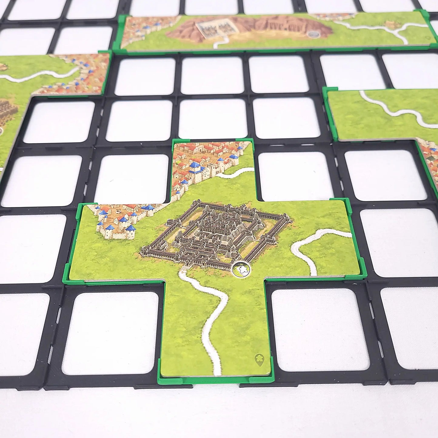 Gitteraufsatz für Carcassonne – passend zur Erweiterung „Wunder der Menschheit (2)“ zur sicheren Platzierung großer Plättchen