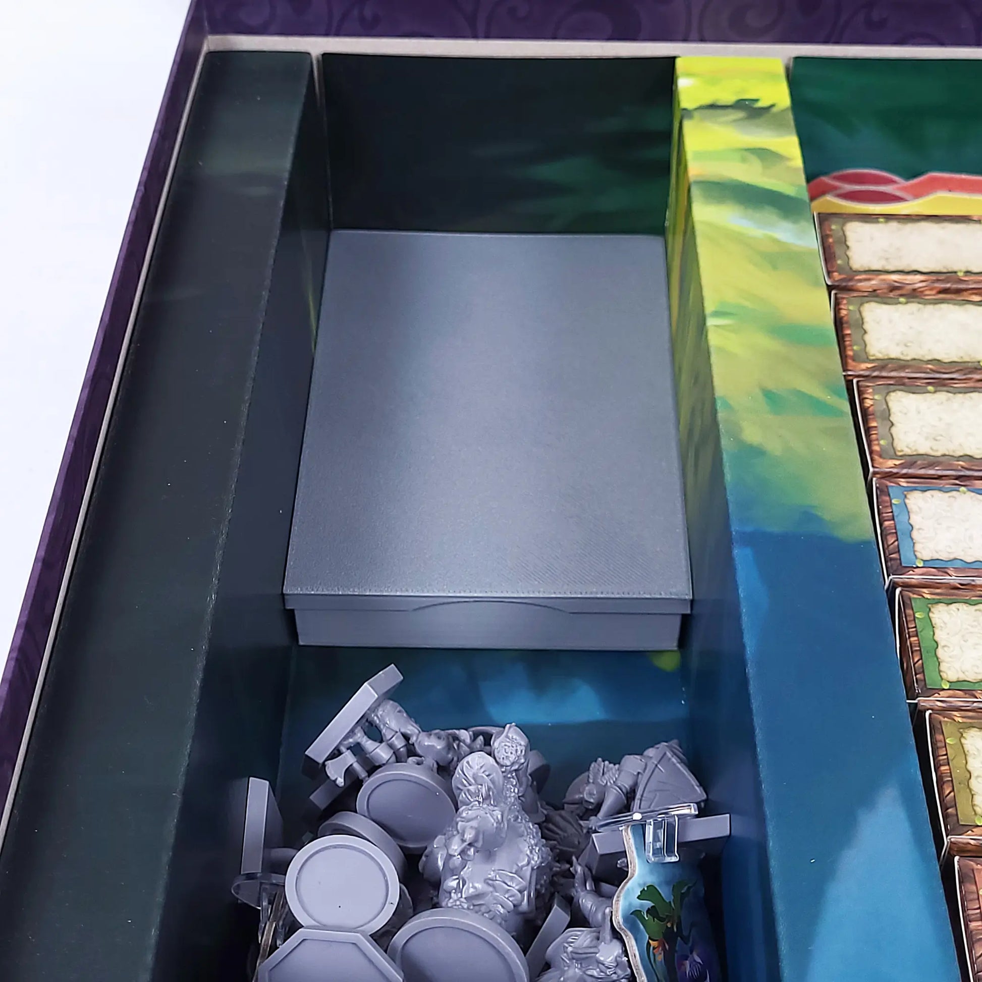 Aufbewahrungsbox für Familiar Tales – organisiert Karten & Marker