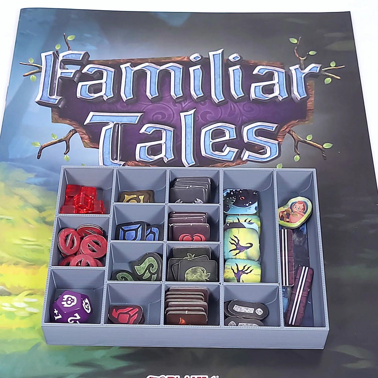 Aufbewahrungsbox für Familiar Tales – organisiert Karten & Marker