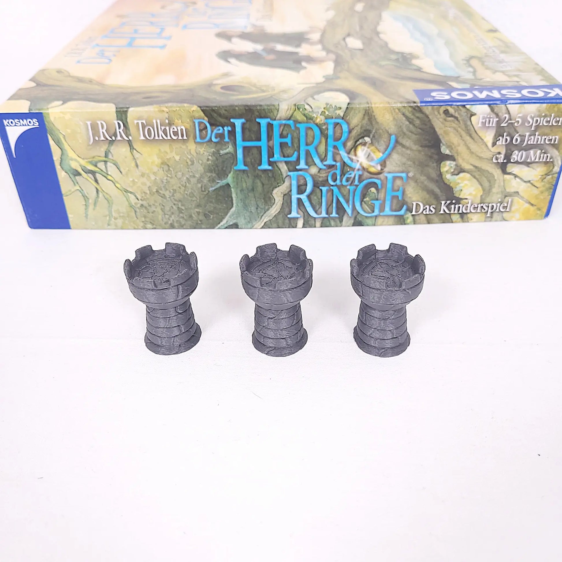 Mehrere Türme als Aufwertungen für das Herr der Ringe Kinderspiel, passend zum Originalbrett