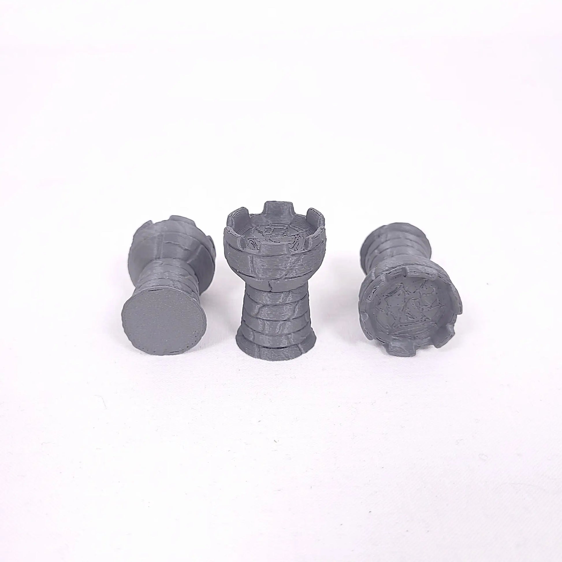 Mehrere Türme als Aufwertungen für das Herr der Ringe Kinderspiel, passend zum Originalbrett