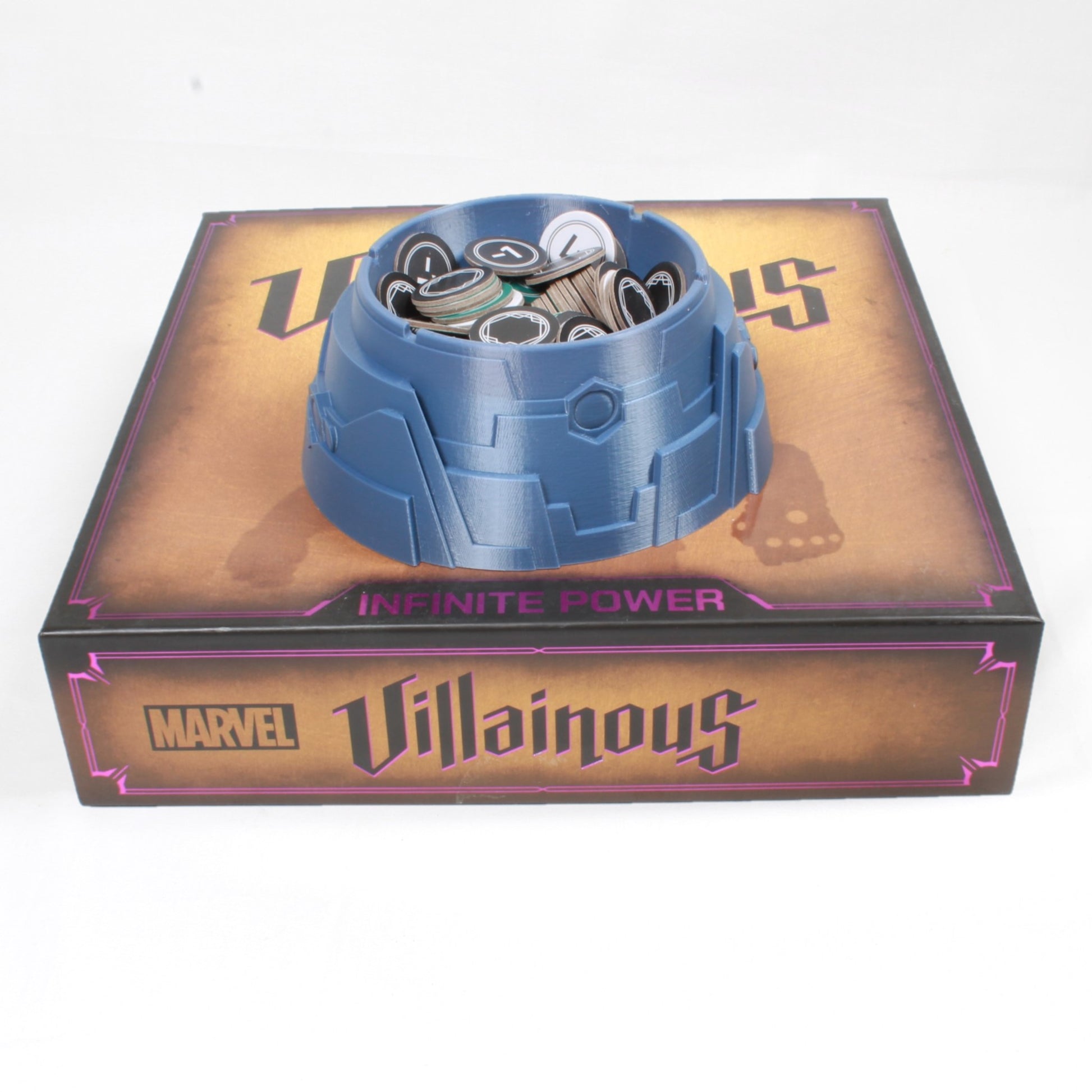 Eine Schale gefüllt mit Tokens aus dem Spiel Marvel Villainous