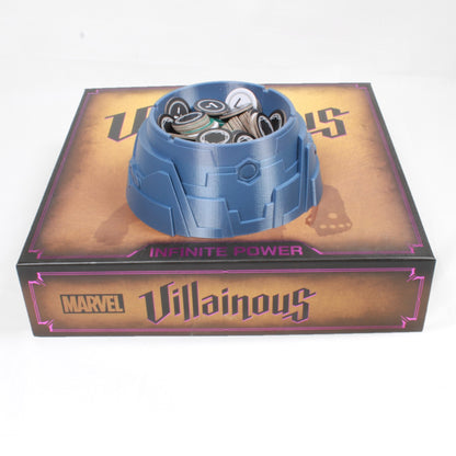 Eine Schale gefüllt mit Tokens aus dem Spiel Marvel Villainous