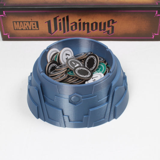Eine Schale gefüllt mit Tokens aus dem Spiel Marvel Villainous